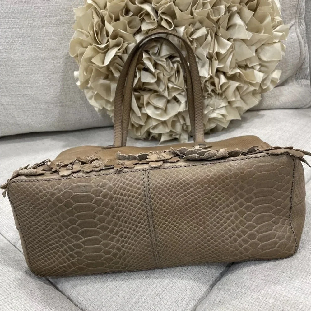 🤍🩶Frye Melissa 3D Floral Snake Embossed Leather Tote $498 - Picture 9 of 16